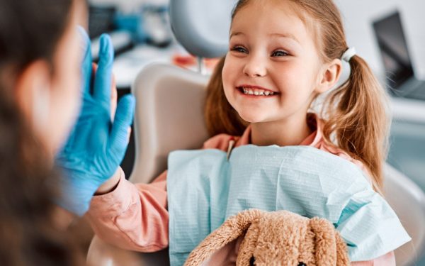 Peste un milion de elevi români nu beneficiază de consultații stomatologice în cadrul școlilor, deși această măsură ar fi esențială pentru prevenție și menținerea sănătății orale