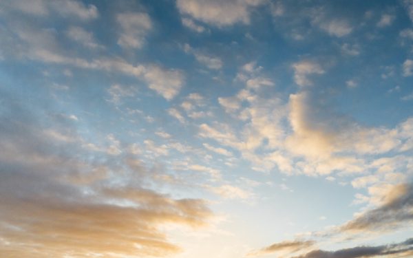 București: Vreme superbă, dar alertă de vânt puternic în Caraș-Severin