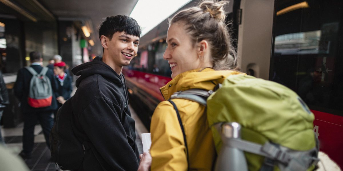 Tineri din România, cu pașaport european GRATIS: cum călătoriți-n Europa la 18 ani