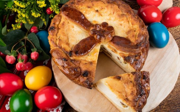 Pastele, sărbătoare a renașterii și a bucuriei, aduce cu sine și o explozie de arome în bucătăriile românești