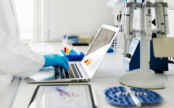 O nouă speranță în lupta contra melanomului: plasturele inteligent care ar putea înlocui operația Oamenii de știință au dezvoltat un plasture inteligent care ar putea schimba radical tratamentul melanomului, o formă agresivă de cancer de piele