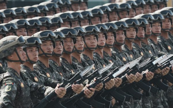 China: AI militară umilește comandanții umani la asalt, cu precizie de 90%