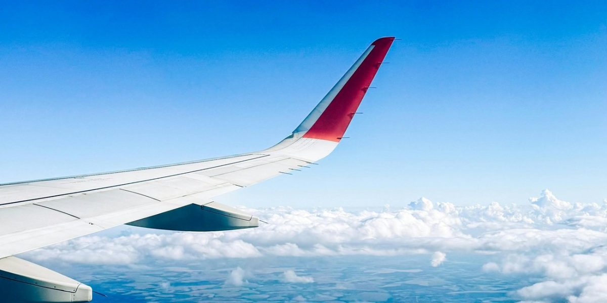 Românii zboară mai mult de Paște: numărul rezervărilor crește spectaculos Românii au ales să călătorească în număr mai mare de Paște anul acesta, potrivit datelor recente