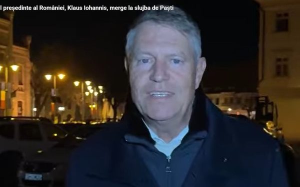 Fostul președinte Klaus Iohannis și soția sa, Carmen Iohannis, au participat sâmbătă seara la slujba de Paști desfășurată la Biserica romano-catolică „Sfânta Treime” din Sibiu