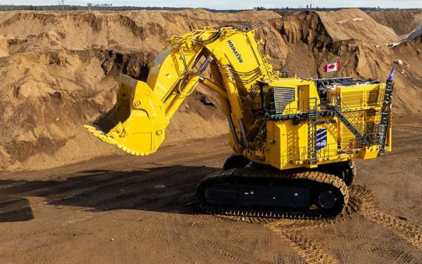 Komatsu sparge bariere: Excavator uriaș, cu cupă de peste 80 de tone!