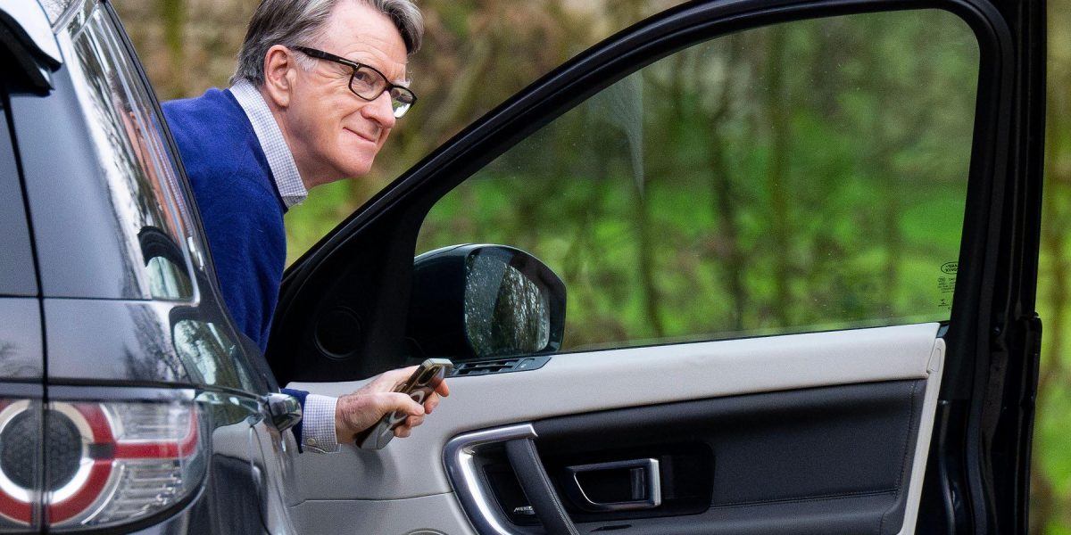 Mandelson, în dizgrație din cauza lui Epstein, amendat pentru urinare în public