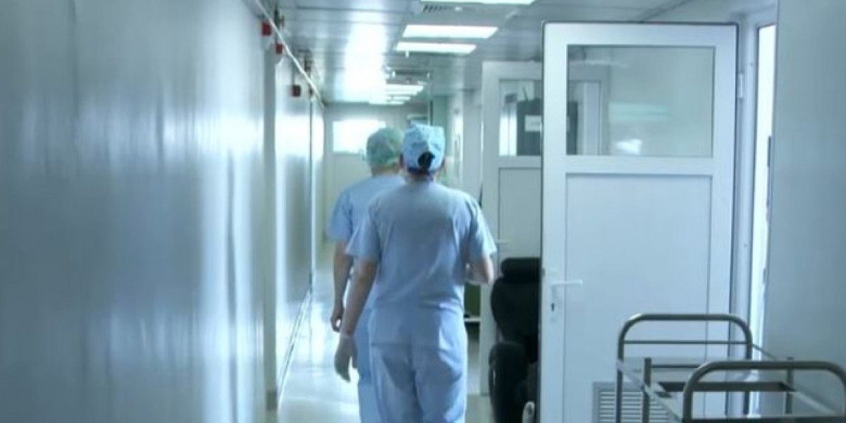 Ministrul Sănătăţii, Alexandru Rogobete, a solicitat public managerilor de spitale să raporteze infecţiile nosocomiale, subliniind că aceste incidente nu trebuie percepute ca o ruşine sau o stigmatizare pentru unitățile medicale