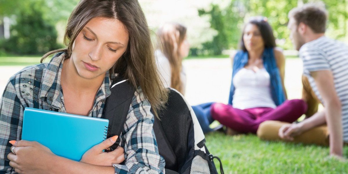 Singurătatea și sentimentul de izolare afectează diferit sănătatea mentală și fizică, chiar dacă la prima vedere pot părea similar Există o distincție subtilă, dar esențială, între a fi singur și a te simți singur