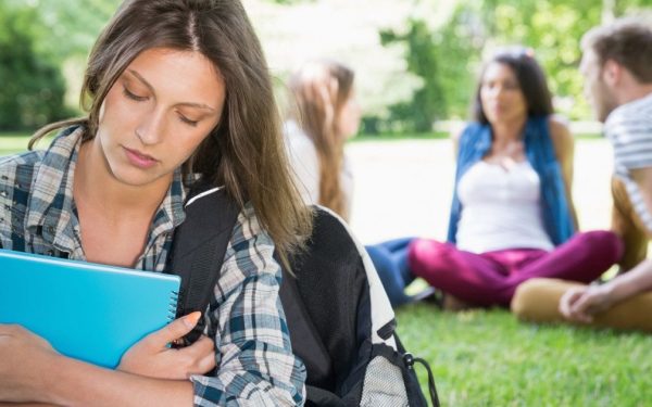 Singurătatea și sentimentul de izolare afectează diferit sănătatea mentală și fizică, chiar dacă la prima vedere pot părea similar Există o distincție subtilă, dar esențială, între a fi singur și a te simți singur