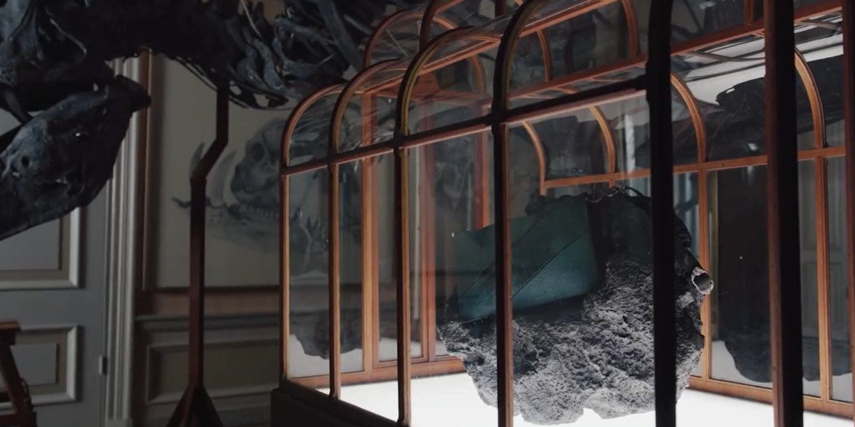 O geantă de mână, confecționată din colagen extras din fosile de Tyrannosaurus rex, a fost prezentată joi de oameni de știință și designeri