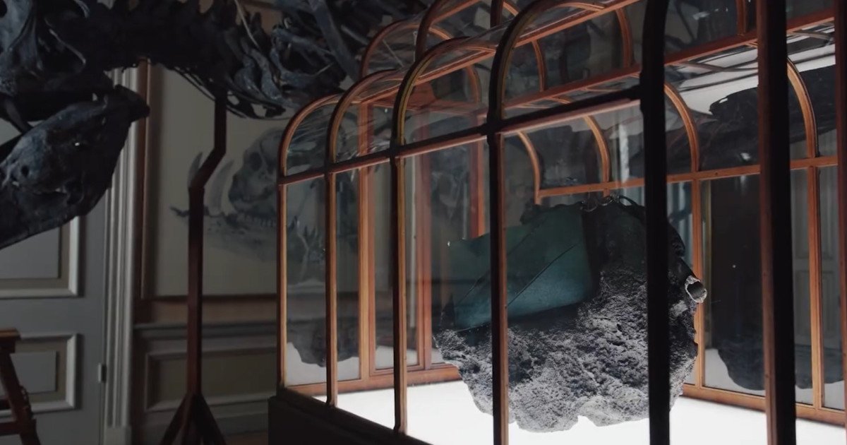 O geantă de mână, confecționată din colagen extras din fosile de Tyrannosaurus rex, a fost prezentată joi de oameni de știință și designeri