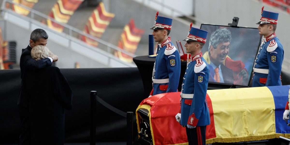 De ce a lipsit Nicușor Dan de la catafalcul lui Mircea Lucescu?