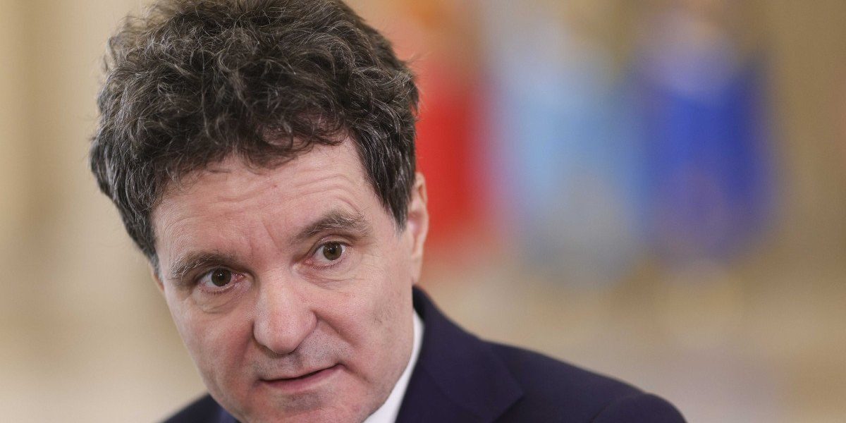 Președintele Consiliului Național de Conducere al AUR, Petrișor Peiu, a declarat că partidul nu are posibilitatea să inițieze procedura de suspendare a lui Nicușor Dan, edilul Capitalei, deoarece numără doar 90 de parlamentari, iar pentru a demara această procedură este necesar un număr minim de 153 de semnături
