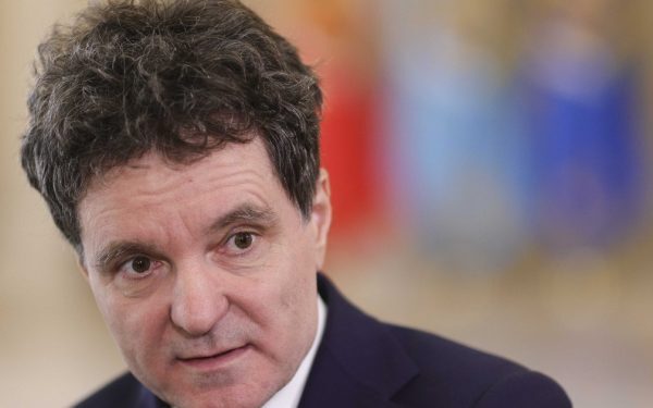 Președintele Consiliului Național de Conducere al AUR, Petrișor Peiu, a declarat că partidul nu are posibilitatea să inițieze procedura de suspendare a lui Nicușor Dan, edilul Capitalei, deoarece numără doar 90 de parlamentari, iar pentru a demara această procedură este necesar un număr minim de 153 de semnături