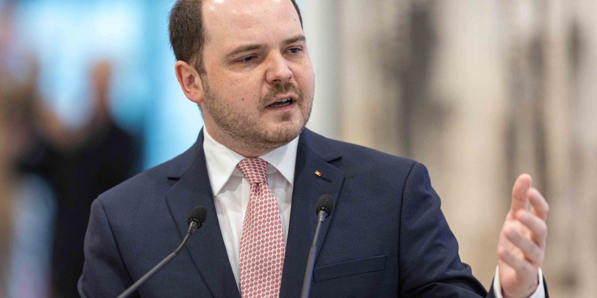 Ministrul Sănătății, Alexandru Rogobete, avertizează că scumpirea carburanților riscă să compromită funcționarea serviciilor medicale de urgență, iar în lipsa unor măsuri rapide, va solicita o rectificare bugetară în următoarele două luni