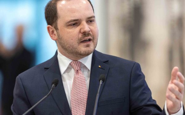 Ministrul Sănătății, Alexandru Rogobete, avertizează că scumpirea carburanților riscă să compromită funcționarea serviciilor medicale de urgență, iar în lipsa unor măsuri rapide, va solicita o rectificare bugetară în următoarele două luni