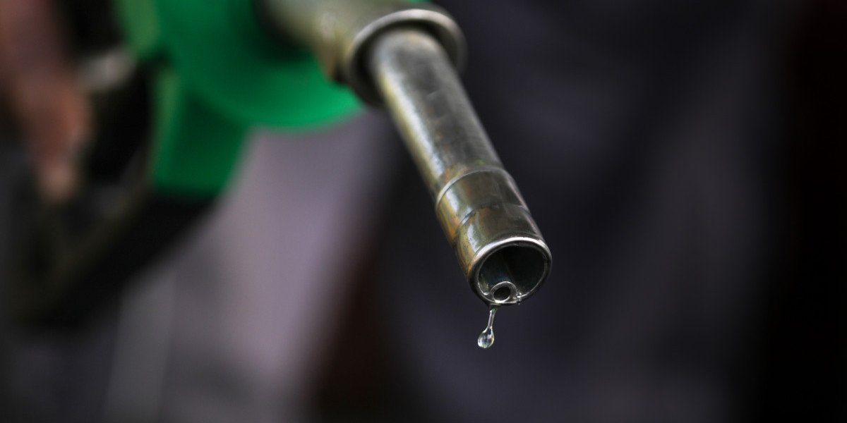 Benzina se apropie de 8,70 lei, după ce motorina a coborât sub 9,60 lei în România