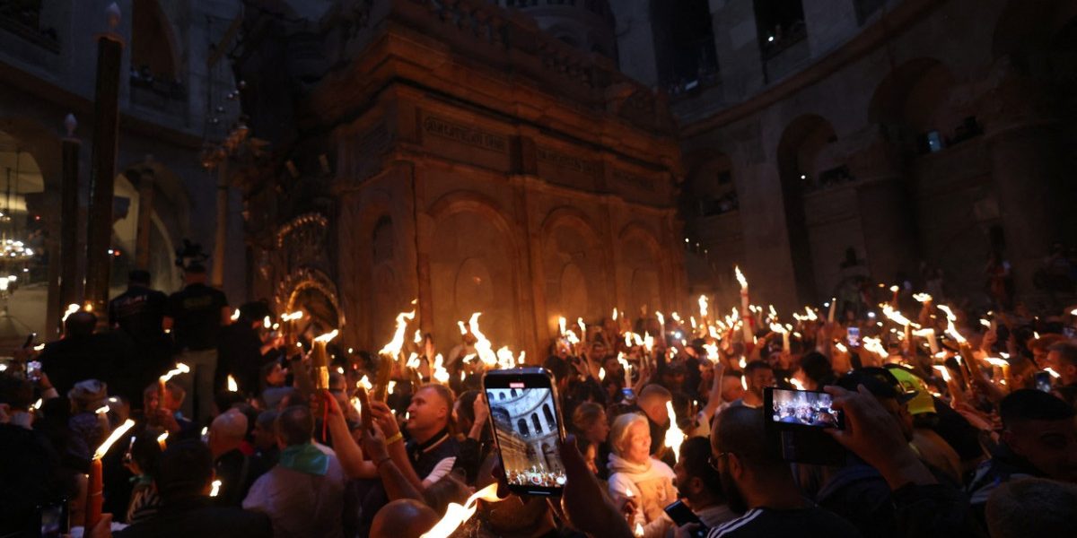 Sfânta Lumină ajunge azi în România: Măsuri de securitate sporite la Ierusalim