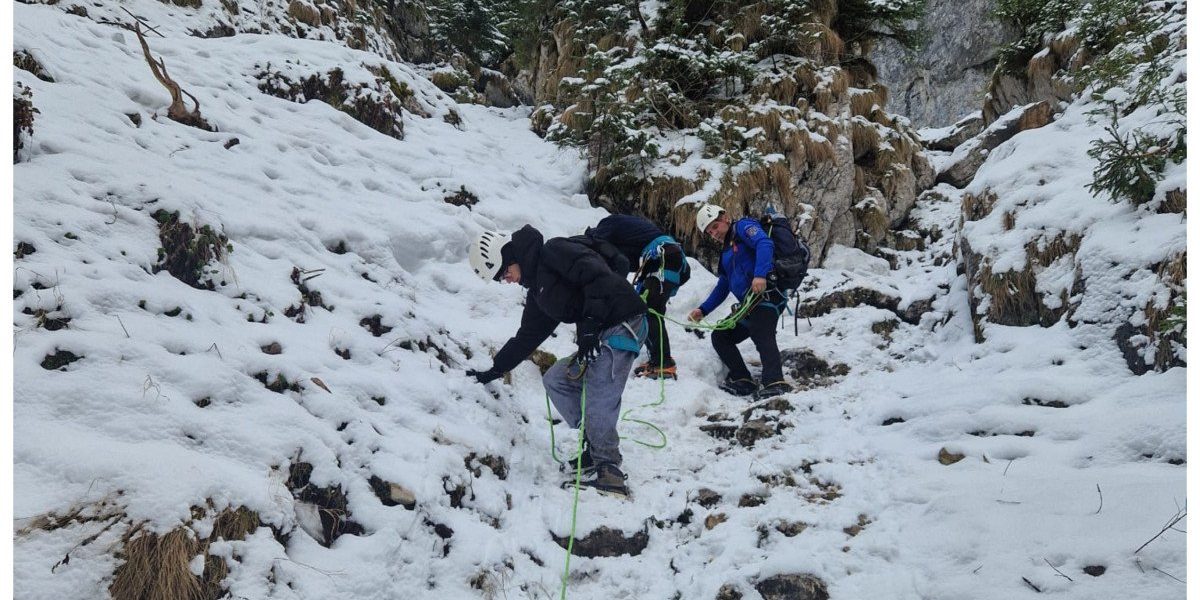 Salvare spectaculoasă în Piatra Craiului: Jandarmii scot doi turiști blocați pe gheață