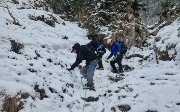 Salvare spectaculoasă în Piatra Craiului: Jandarmii scot doi turiști blocați pe gheață