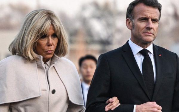 Președintele Franței, Emmanuel Macron, a răspuns joi în termeni tranșanți la declarațiile ironice ale omologului său american, Donald Trump, referitoare la soția sa, Brigitte Macron