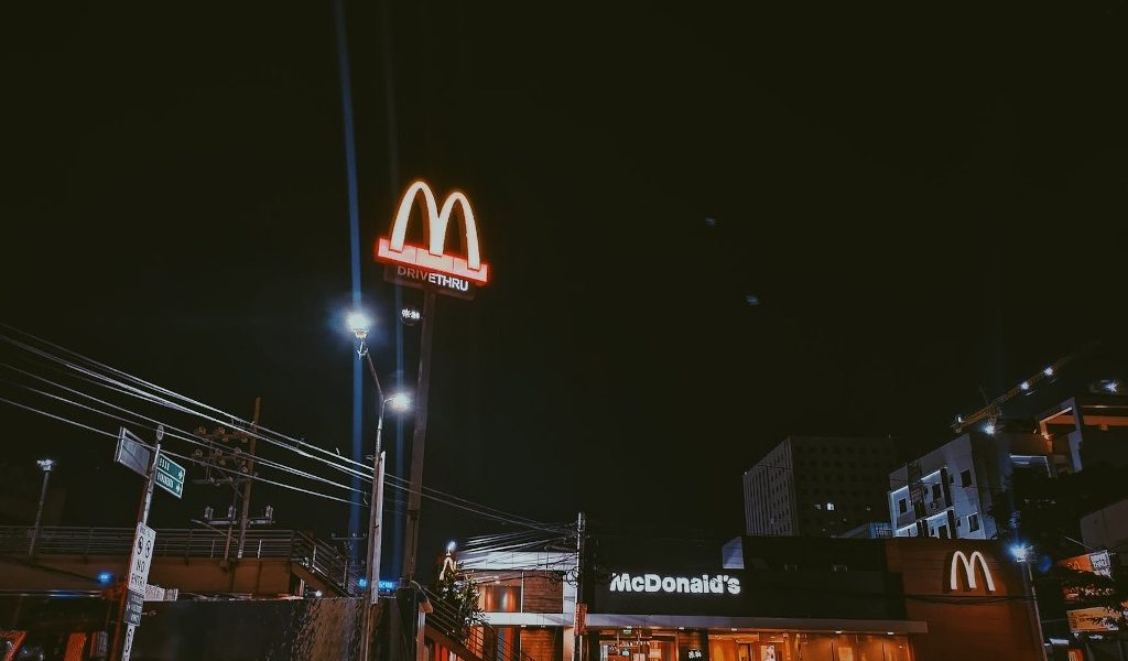 Directorul McDonald’s, scuze penibile: Mama, „de vină” pentru gafă