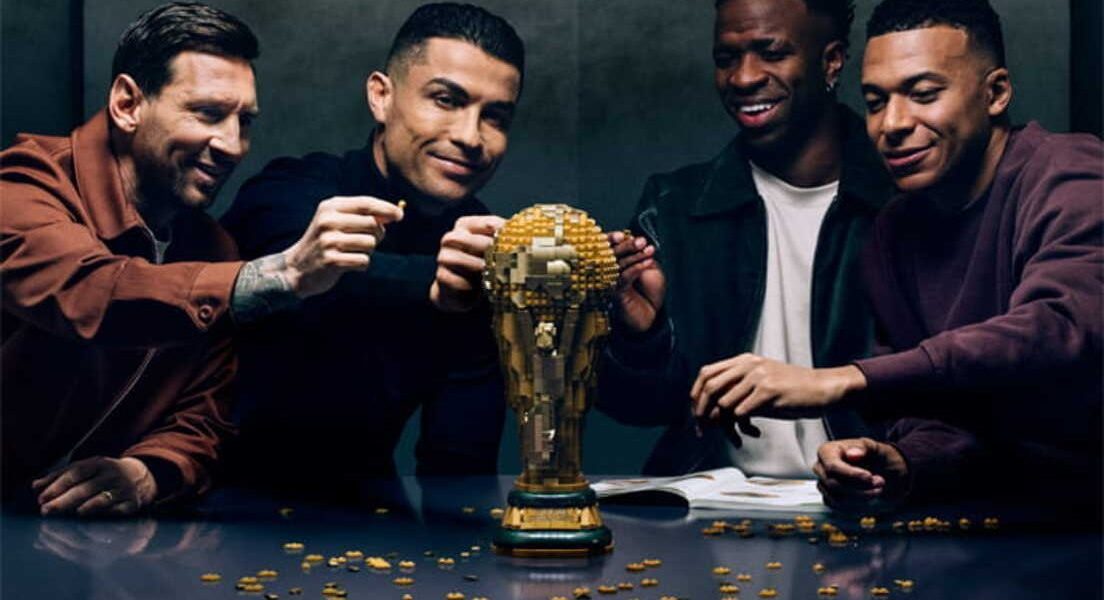 LEGO a fascinat lumea fotbalului cu un clip inedit înaintea Cupei Mondiale din 2026 Într-un gest inedit pentru industria publicitară, LEGO a lansat un spot promoțional care a avut un impact instant pe rețelele sociale, reușind să unească, pentru prima dată, patru dintre cei mai mari fotbaliști ai momentului, chiar dacă doar sub formă de blocuri de LEGO