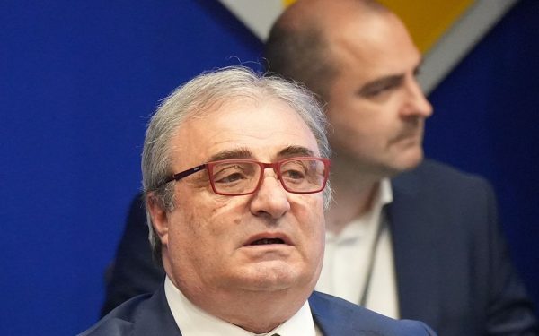 Mihai Stoichiță, un nume emblematic al fotbalului românesc, se află în pragul unei schimbări majore care va putea influența profund direcția sportului rege din țara noastră