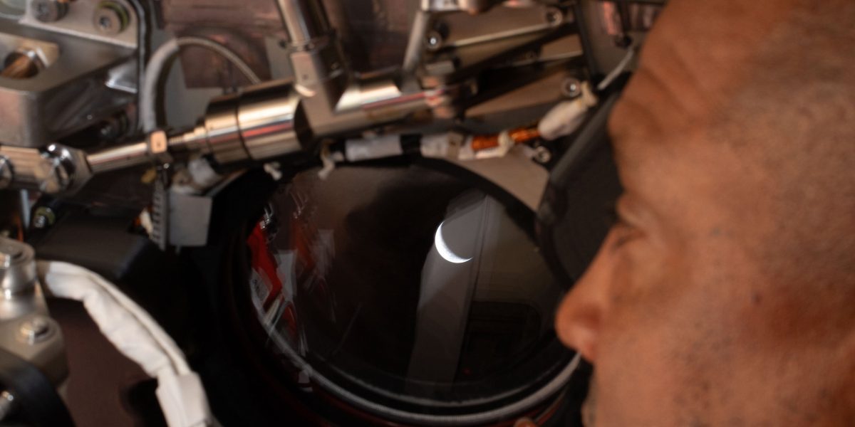 Cei patru astronauți ai misiunii Artemis au finalizat cu succes un zbor istoric deasupra Lunii, fiind cei care au atins cele mai îndepărtate distanțe față de Pământ în istoria explorărilor spațiale recente