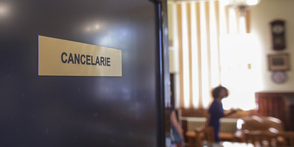Federațiile sindicale din învățământ acuză Ministerul Educației că blochează plata drepturilor salariale stabilite prin hotărâri judecătorești definitive, susținând că sumele pentru luna aprilie sunt amânate în cazurile în care depășesc 10.000 de lei