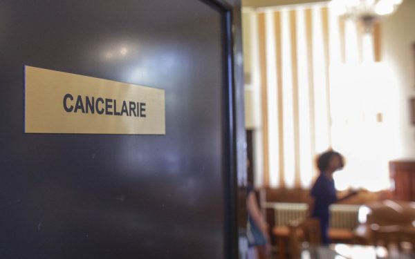 Federațiile sindicale din învățământ acuză Ministerul Educației că blochează plata drepturilor salariale stabilite prin hotărâri judecătorești definitive, susținând că sumele pentru luna aprilie sunt amânate în cazurile în care depășesc 10.000 de lei