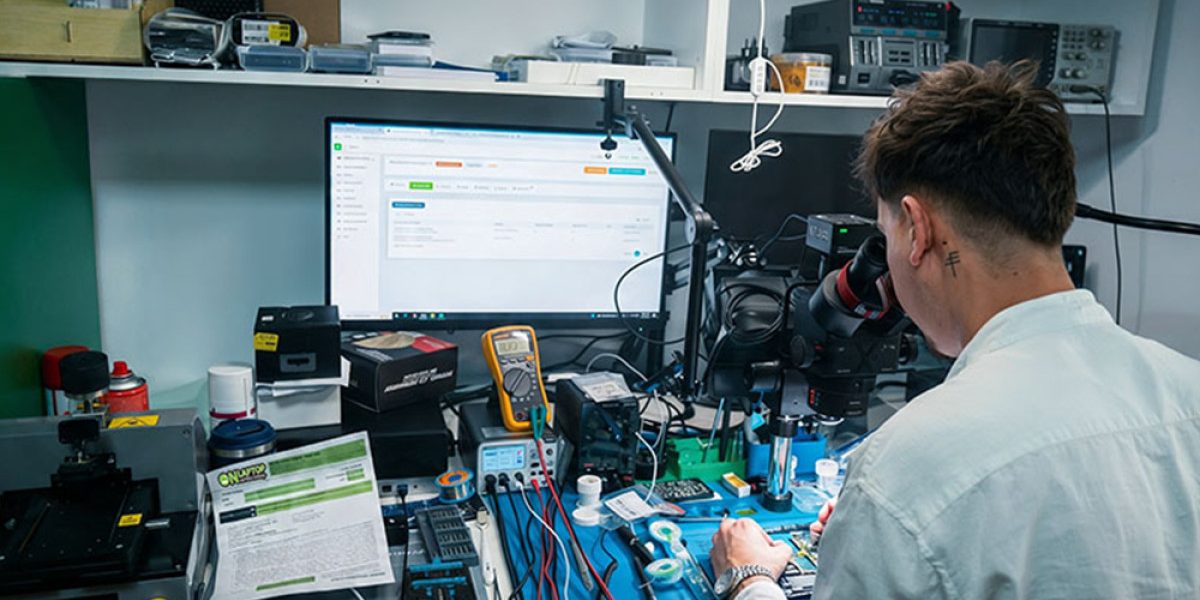 De ce unele reparații de telefoane durează ani, altele – doar câteva luni