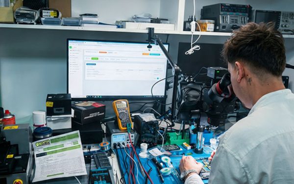 De ce unele reparații de telefoane durează ani, altele – doar câteva luni