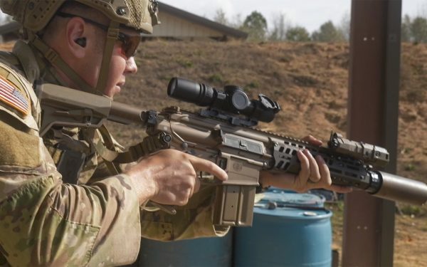 Armata Statelor Unite a primit oficial primul lot de carabine XM8 de la SIG Sauer, marcând o etapă semnificativă în procesul de modernizare a arsenalului de arme de calibru mic