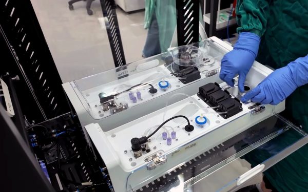 O echipă de cercetători internaționali a realizat un pas semnificativ în domeniul inteligenței artificiale prin utilizarea neuronilor umani în procesul de dezvoltare a calculatoarelor