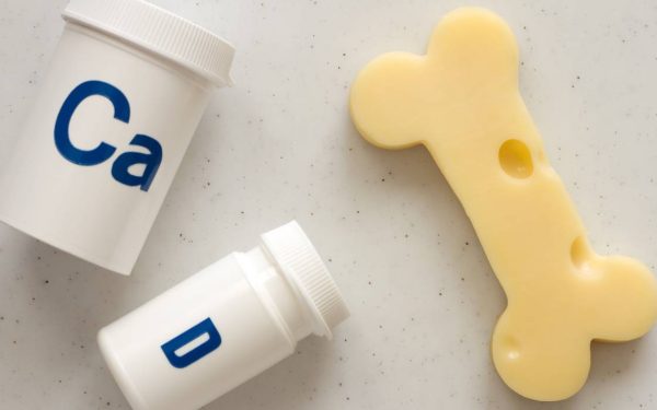 Numeroase factori de stil de viață și sănătate pot accelera apariția osteoporozei, o afecțiune a oaselor care poate duce la fracturi grave, chiar și la vârste relativ tinere