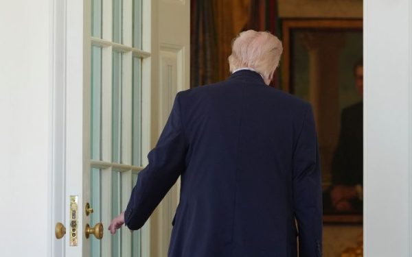 Noua criză economică îl pune pe DONALD Trump într-o poziție dificilă cu Iranul