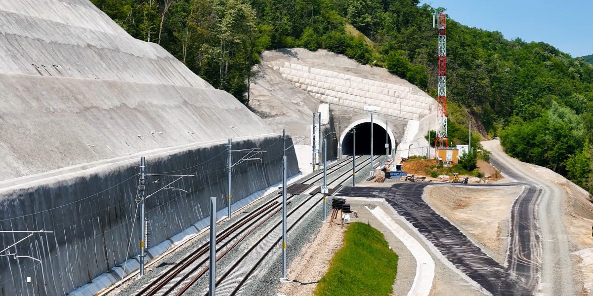 Un tunel feroviar de 10 kilometri propus pentru zona Predeal ar urma să revoluționeze transportul pe calea ferată, conform unei analize