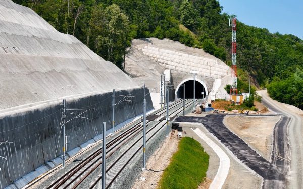 Un tunel feroviar de 10 kilometri propus pentru zona Predeal ar urma să revoluționeze transportul pe calea ferată, conform unei analize