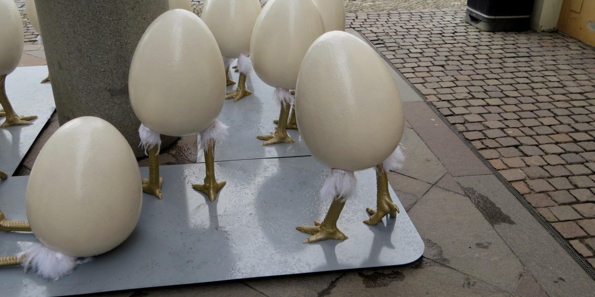 Virgil Cripcariu cere primăriei să scoată decorațiunile de Paște înfățișând ouă cu picioare de lângă sculptura emblematică din Timișoara