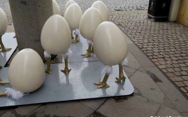 Virgil Cripcariu cere primăriei să scoată decorațiunile de Paște înfățișând ouă cu picioare de lângă sculptura emblematică din Timișoara