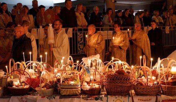 PAȘTE-n TORONTO: Credincioșii Ortodocși sărbătoresc Învierea Domnului