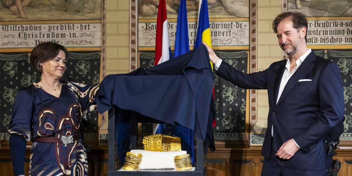 Primele imagini cu coiful de la Coțofenești și două brățări dacice recuperate după furtul din Muzeul Drents (Olanda) După aproape un an de la jaful care a zguduit Muzeul Drents din Assen, primele imagini și detalii despre obiectele furate au fost făcute publice