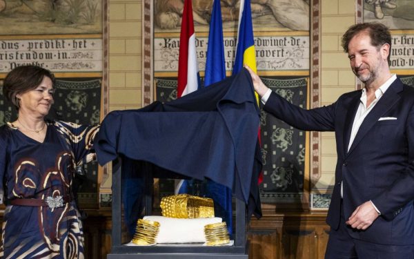 Primele imagini cu coiful de la Coțofenești și două brățări dacice recuperate după furtul din Muzeul Drents (Olanda) După aproape un an de la jaful care a zguduit Muzeul Drents din Assen, primele imagini și detalii despre obiectele furate au fost făcute publice