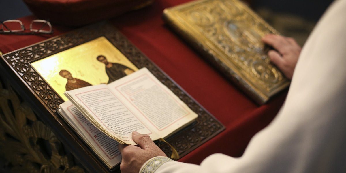 Aprilie 2026 marchează o lună încărcată de semnificații spirituale în calendarul ortodox, concentrând cele mai importante sărbători cu cruce roșie, precum Intrarea Domnului în Ierusalim, Săptămâna Patimilor și Învierea Mântuitorului