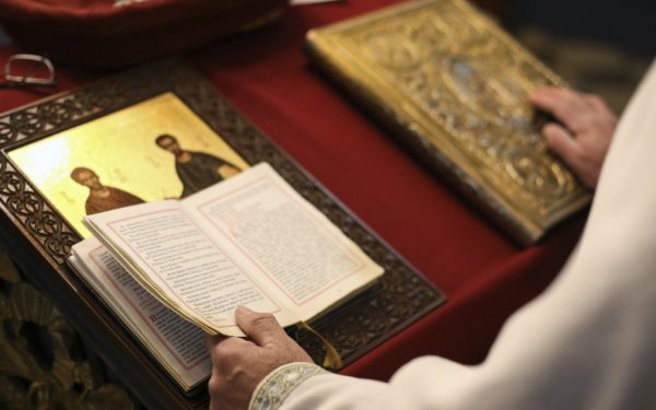 Aprilie 2026 marchează o lună încărcată de semnificații spirituale în calendarul ortodox, concentrând cele mai importante sărbători cu cruce roșie, precum Intrarea Domnului în Ierusalim, Săptămâna Patimilor și Învierea Mântuitorului