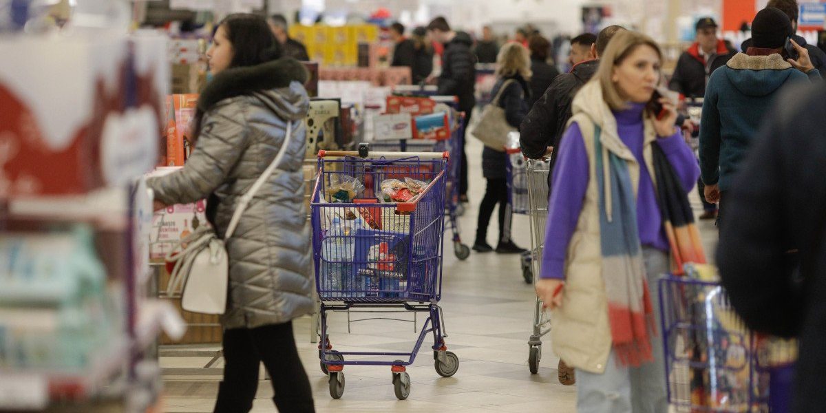 Magazinele se adaptează pentru Paște: Program special pentru cumpărături Marile lanțuri comerciale din România își modifică programul de funcționare cu ocazia sărbătorilor pascale din 2026, pregătindu-se pentru o perioadă de aglomerație