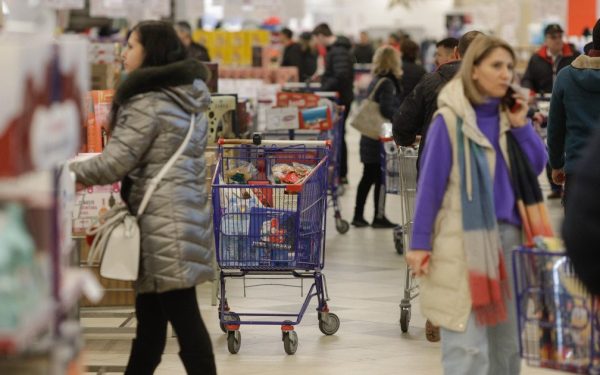 Magazinele se adaptează pentru Paște: Program special pentru cumpărături Marile lanțuri comerciale din România își modifică programul de funcționare cu ocazia sărbătorilor pascale din 2026, pregătindu-se pentru o perioadă de aglomerație