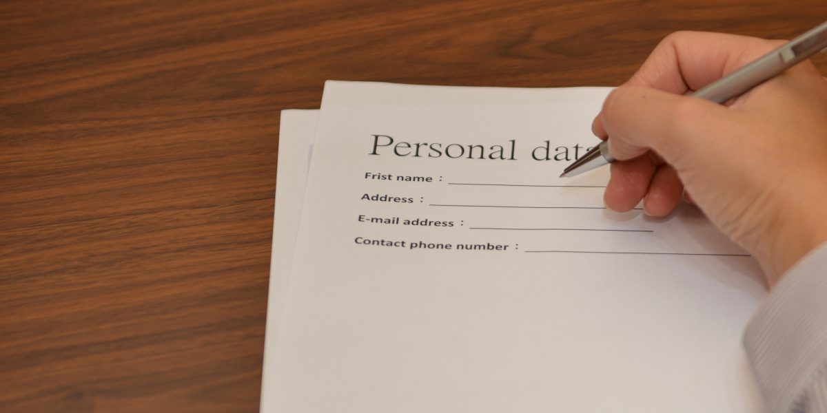 Ce fac românii cu „First Name” și „Last Name”: Greșeala banală online