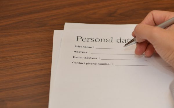 Ce fac românii cu „First Name” și „Last Name”: Greșeala banală online